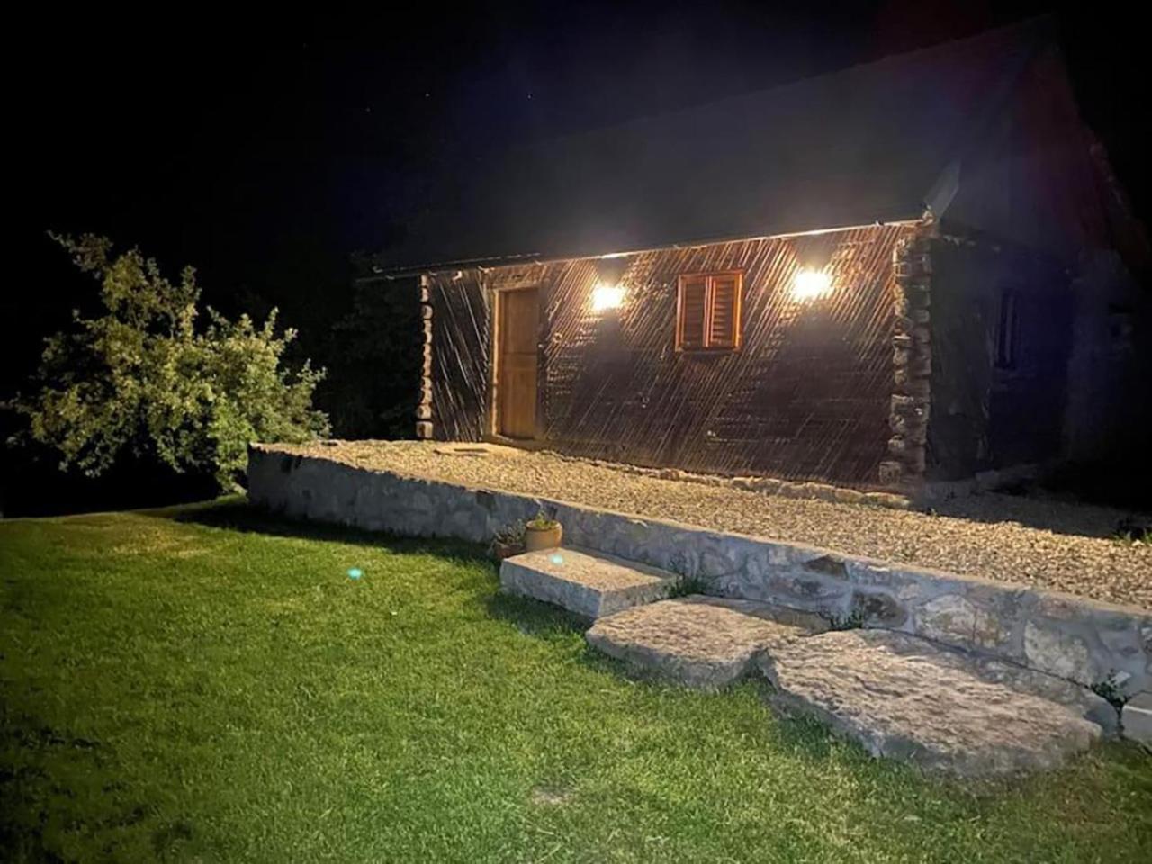 Salas U Bregu In Cheile Carasului Crasova Exterior foto