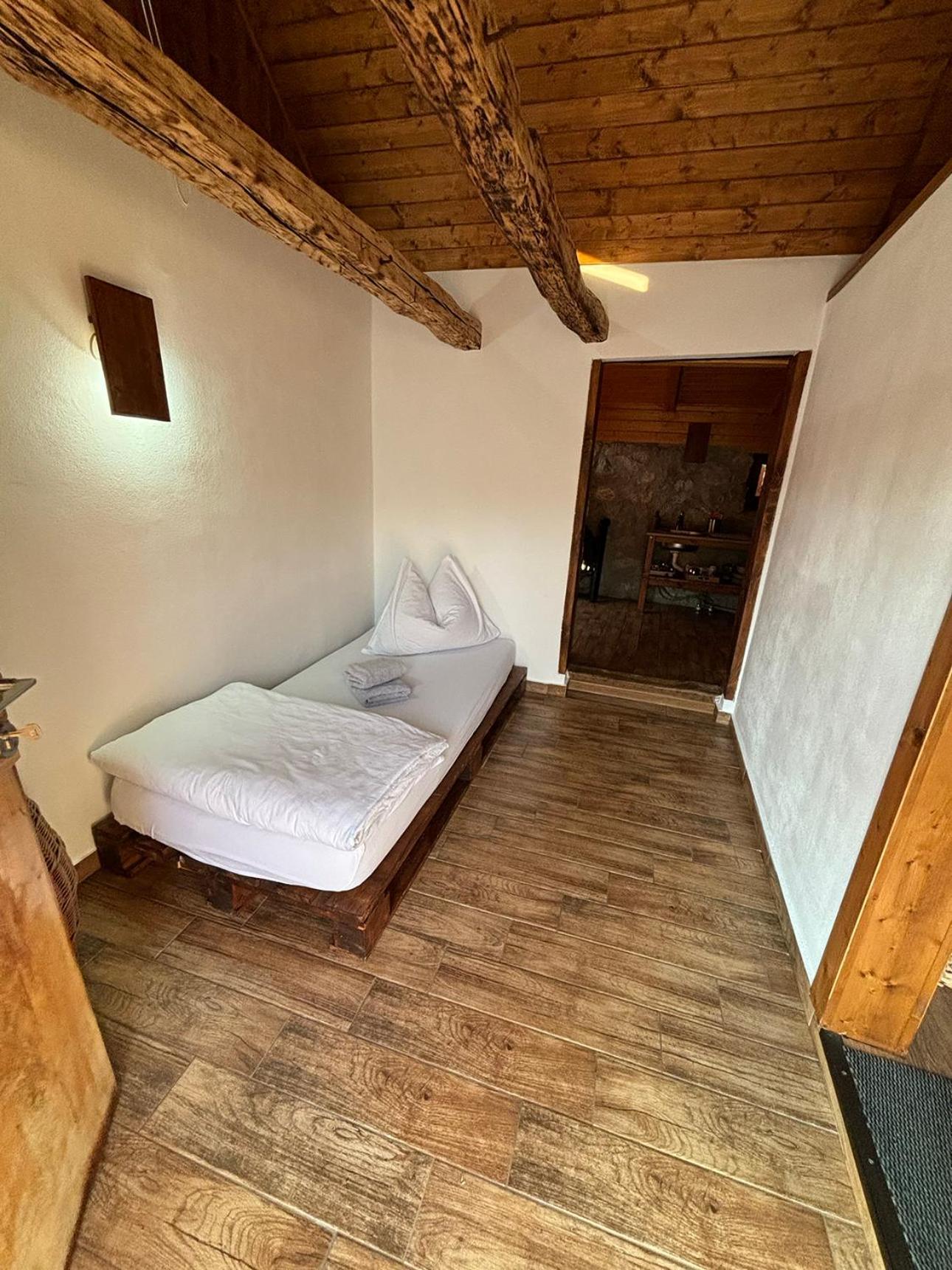 Salas U Bregu In Cheile Carasului Crasova Exterior foto
