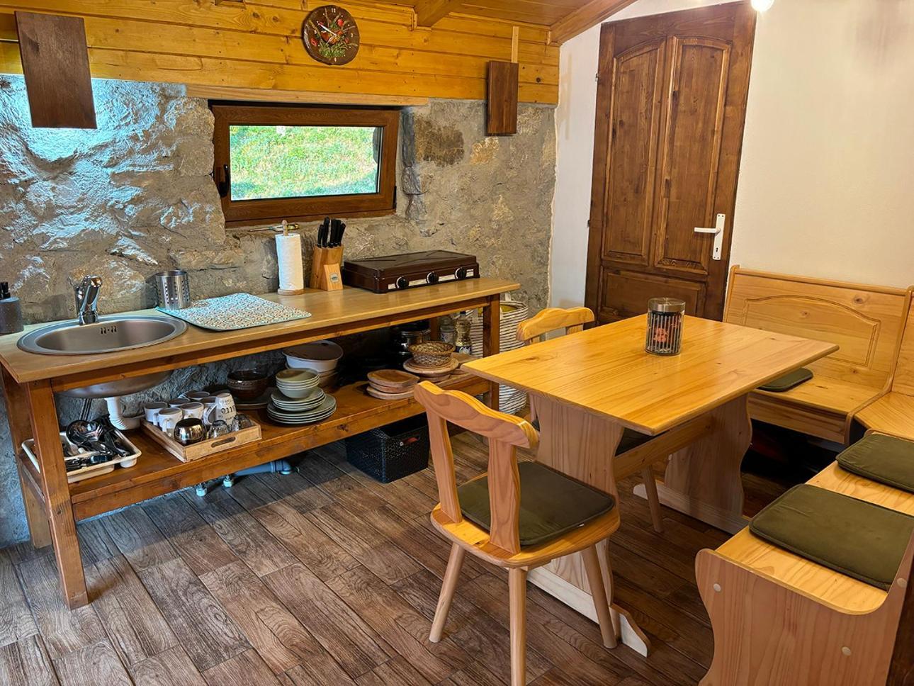 Salas U Bregu In Cheile Carasului Crasova Exterior foto